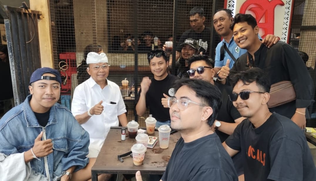 Traktir Ribuan Cup Kopi Tepat Hari Kasih Sayang Bali, Gede Pasek Doakan Gubernur Koster Selalu Sehat
