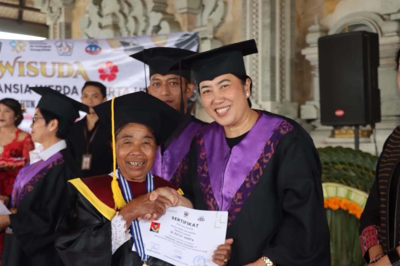 Puluhan Lansia di Desa Awan, Kintamani Diwisuda