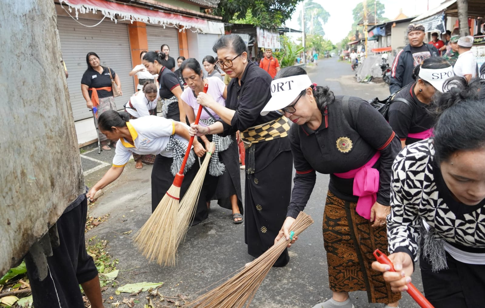 Ny. Putri Koster Turun Gotong Royong Bersihkan Lingkungan Bersama Masyarakat Desa Adat Batuyang