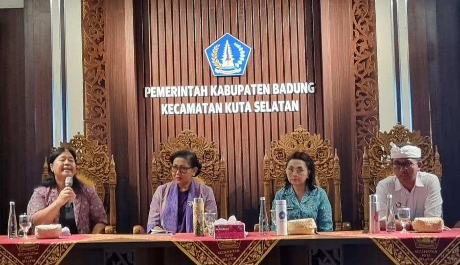 Sosiaisasi Penanganan Sampah, Ny. Rasniathi Adi Arnawa Dampingi Kunjungan Ny. Putri Koster ke Kuta Selatan