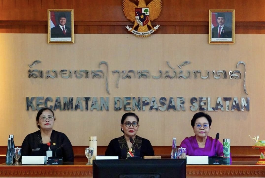 Sosialisasi PSBS Padas di Densel dan Dentim, Ny. Putri Koster: Jangan Tinggalkan Sampah Upakara di Pantai atau Tempat Suci