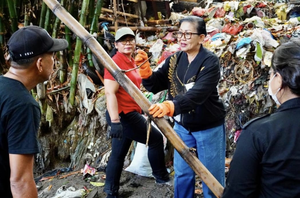 Turun Bersama Yayasan Sungai Watch, Ny. Putri Koster Ajak Masyarakat Ubah Perilaku dari Buang Sampah Menjadi Kelola Sampah
