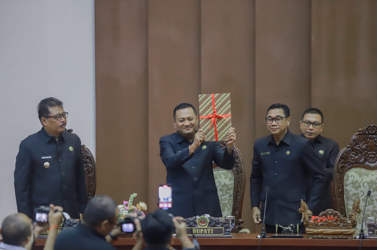Raperda LPJ Pelaksanaan APBD Kabupaten Gianyar 2024 Disahkan Jadi Perda
