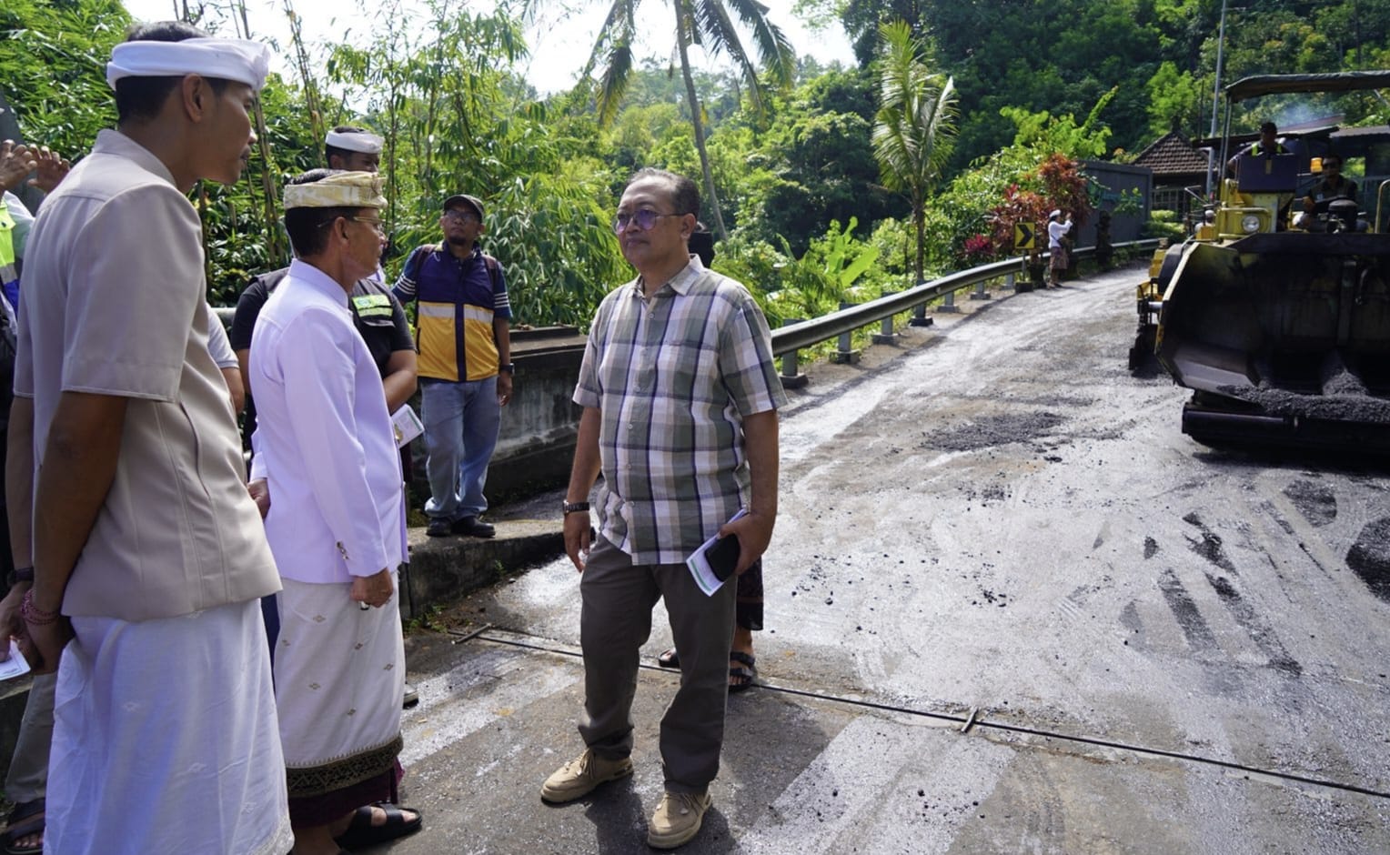 Bupati Satria Tinjau Perbaikan Jalan di Desa Bakas dan Tojan