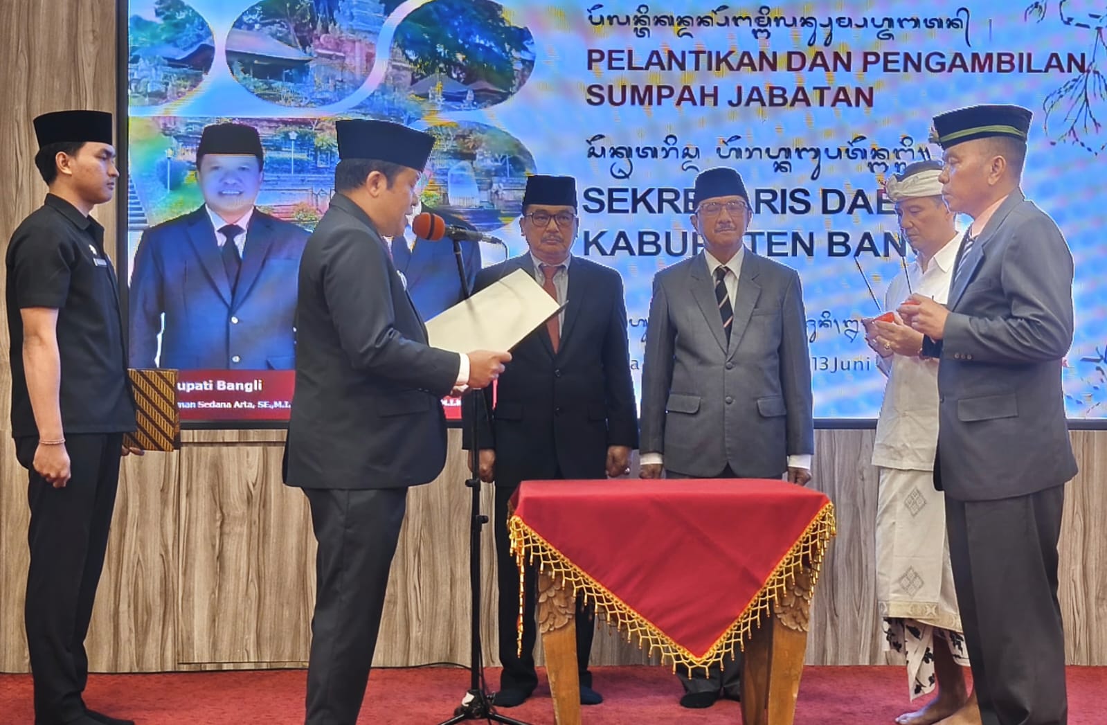 Bupati Sedana Arta Lantik Sekda Bangli Dewa Riana Putra