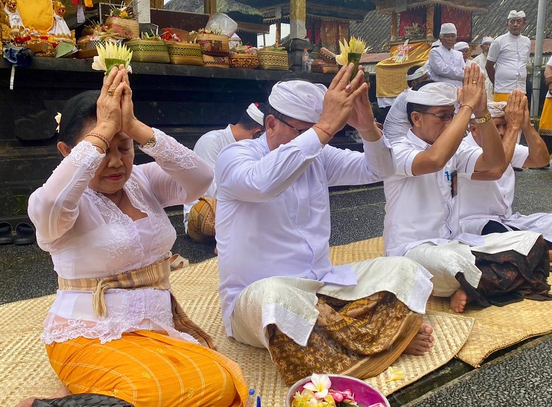 Sekda Alit Wiradana Hadiri Karya Madasar Caru Gempong Asu di Pura Luhur Dang Kahyangan Pucak Tedung