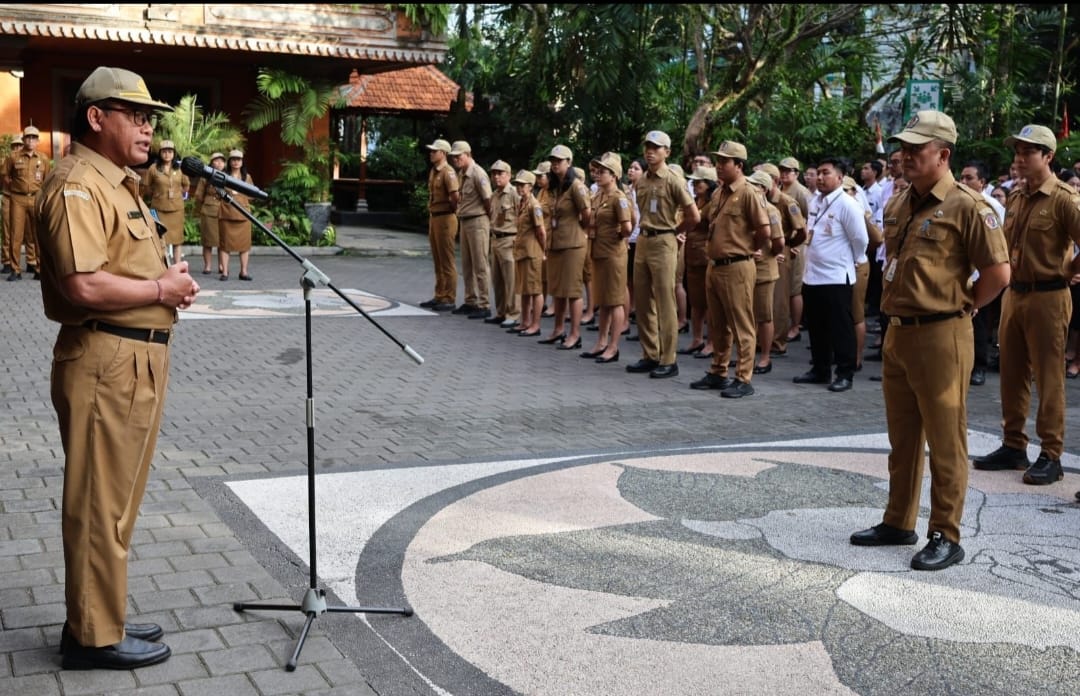 Pimpin Apel Disipil Pegawai, Sekda Alit Wiradana Ingatkan ASN Hindari Tindakan Melanggar Hukum