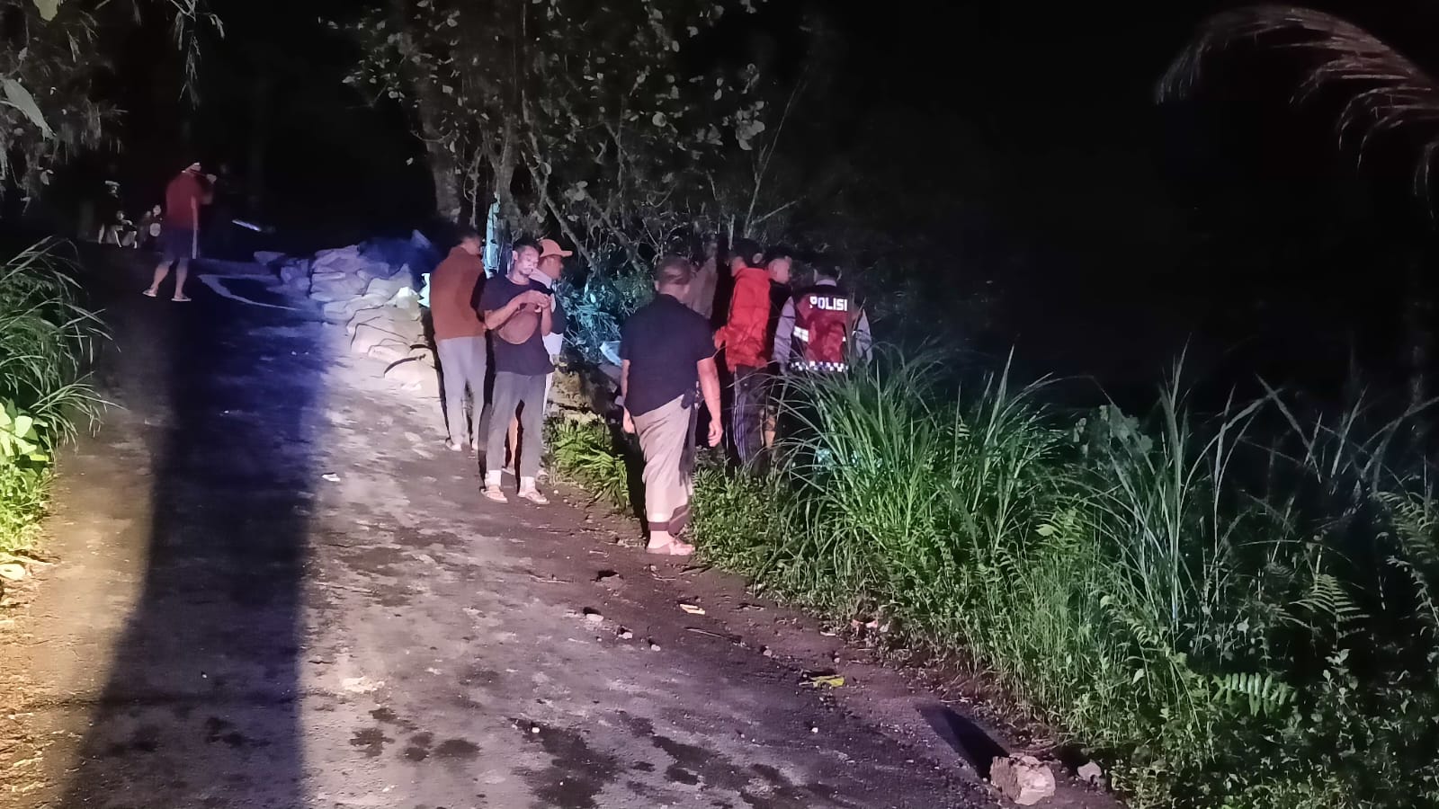 Hilang Kendali, Truk Pengangkut Semen Masuk Jurang
