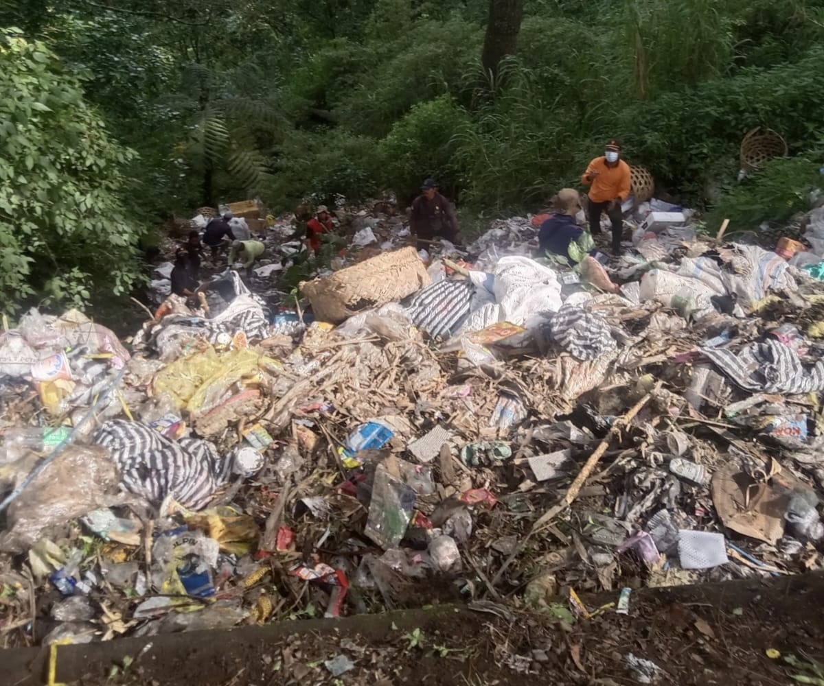 Viral di Medsos, Sampah di Wilayah Desa Serahi Dibersihkan Warga, LSM dan TNI-Polri