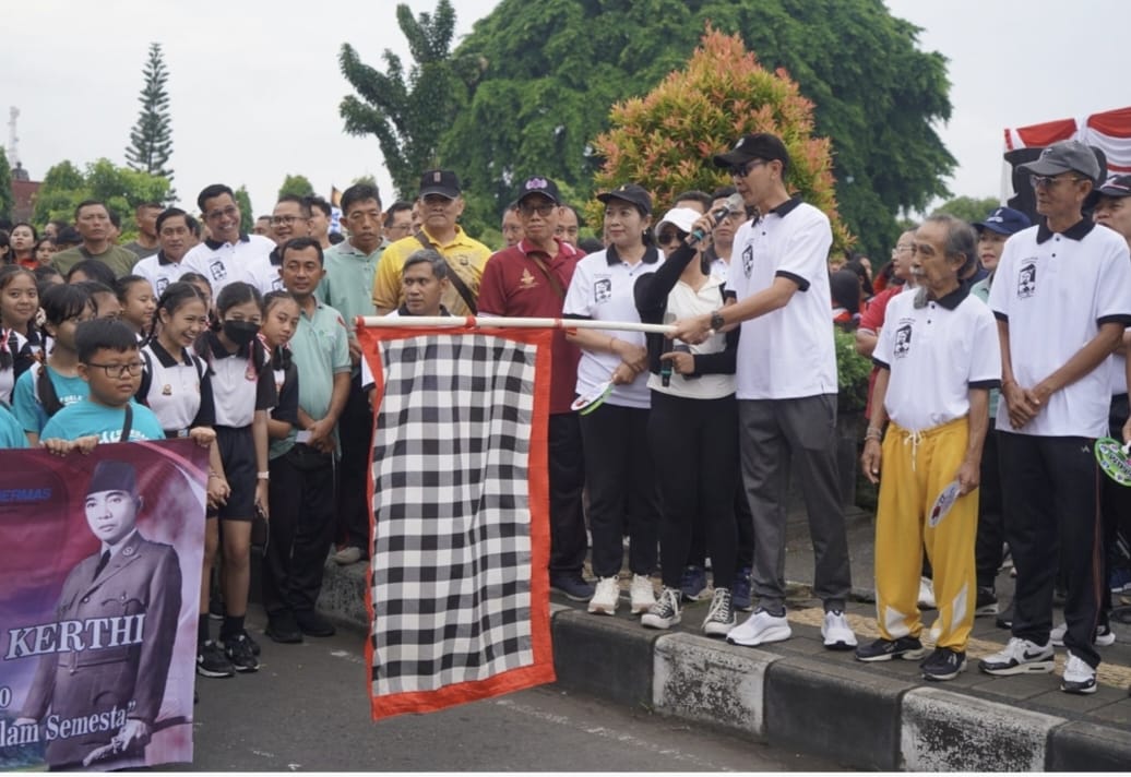 Meriahkan Festival Literasi, Jalan Santai Dilepas Wabup Tjok Surya