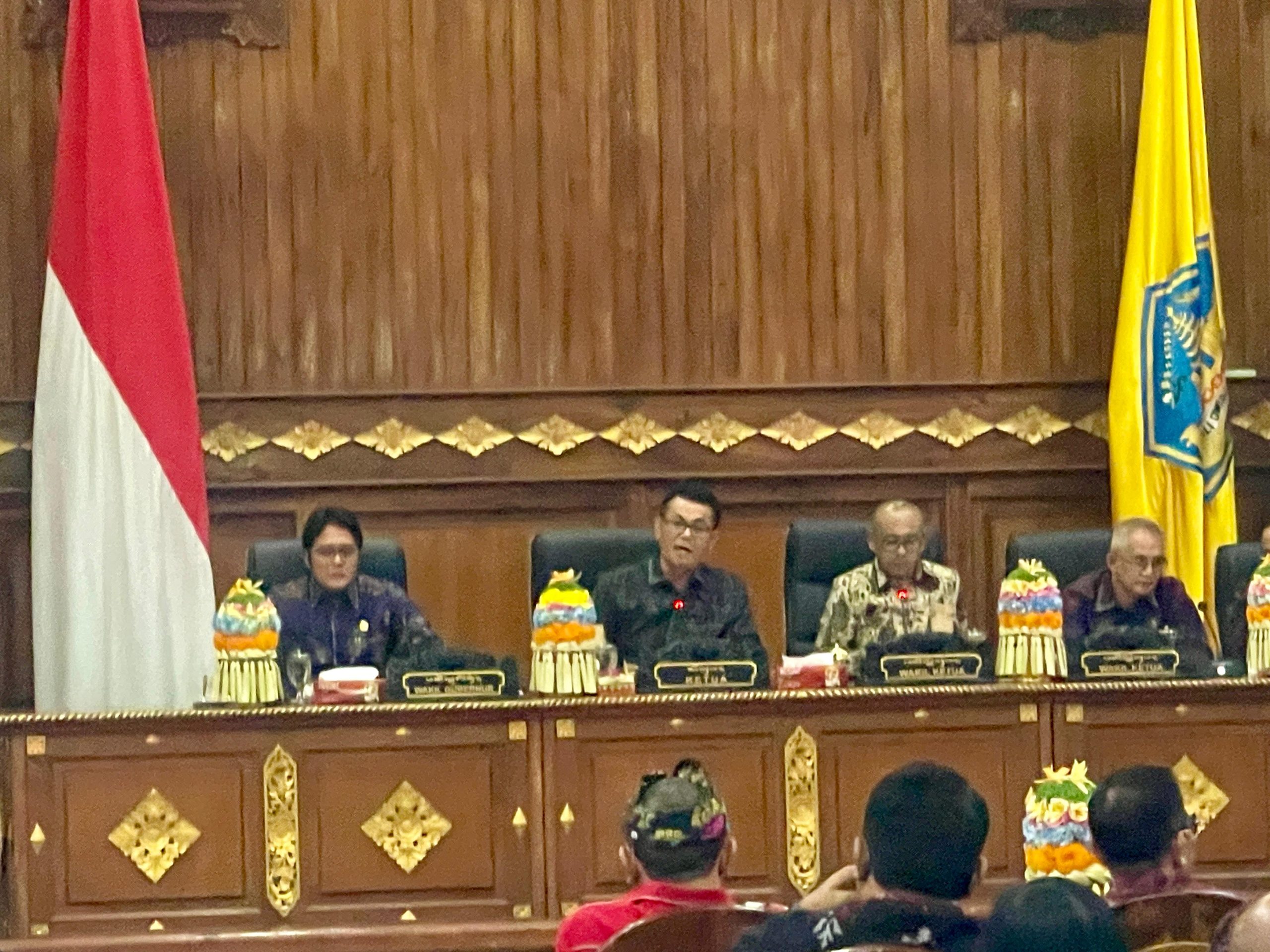 Wagub Giri Prasta Sampaikan Penjelasan Raperda RPJMD dan Pertanggungjawaban APBD 2024 dalam Rapat Paripurna DPRD Bali