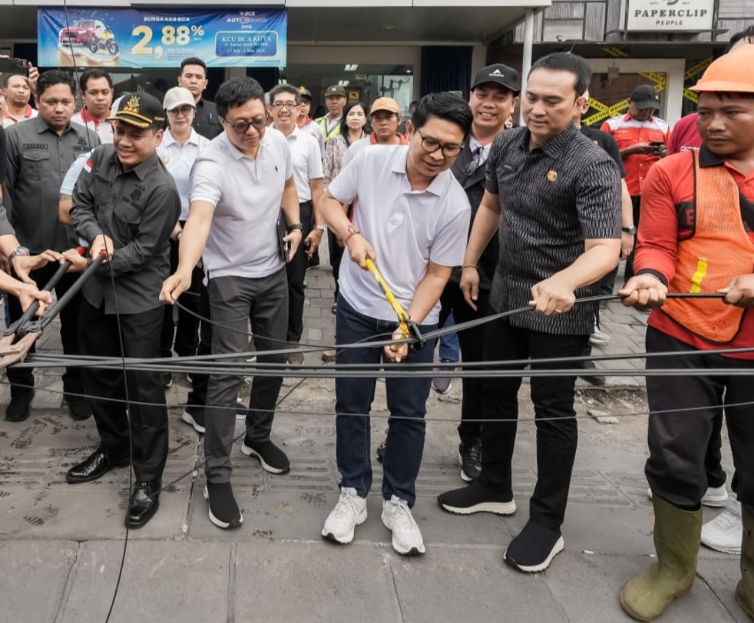 Jaga Estetika Pariwisata, Bupati Badung Bersama Kajari Potong Kabel Provider