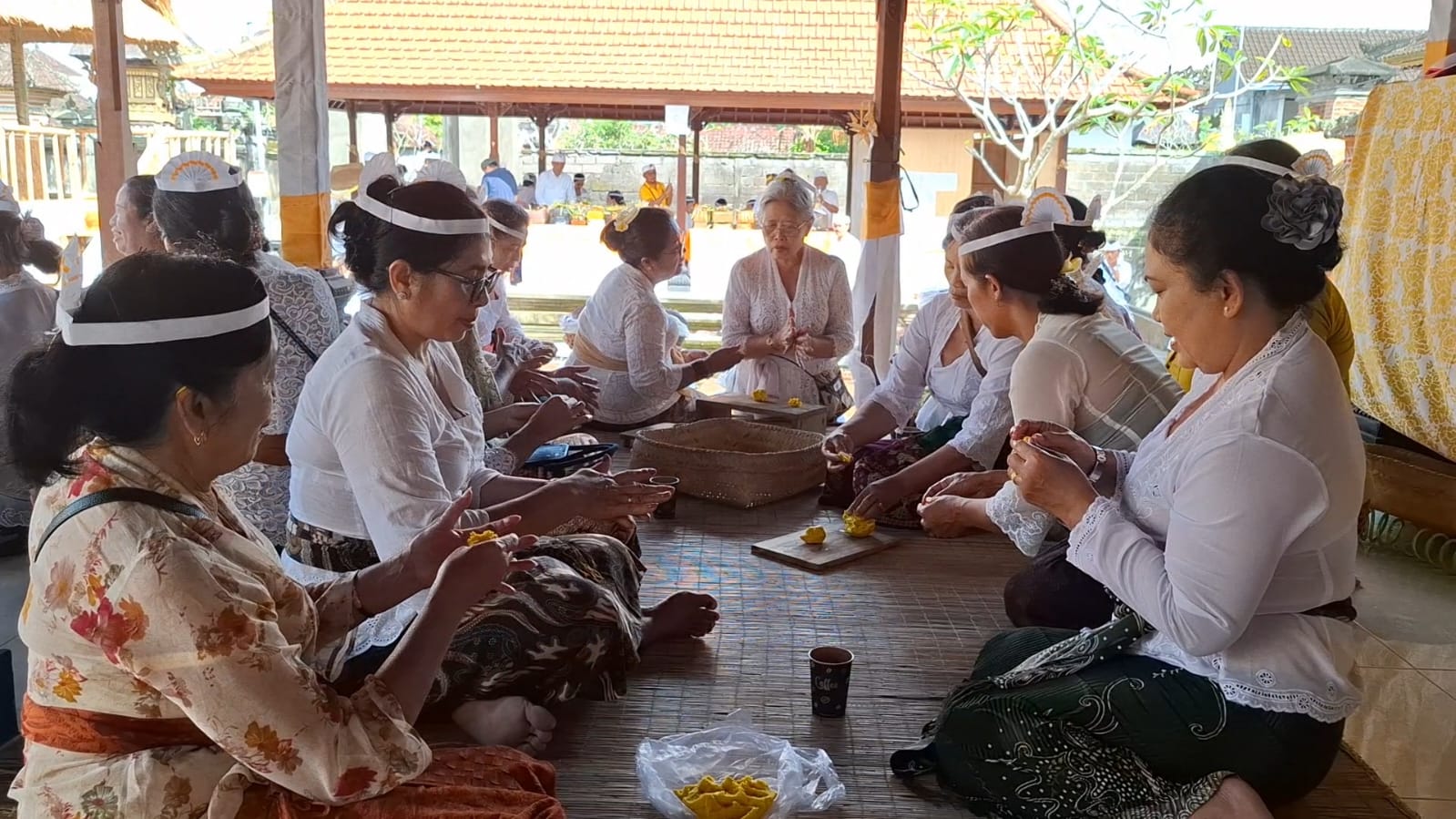 Persiapan Karya Maligia Punggel, Puri Agung Bangli Laksanakan Prosesi Buat Jajanan Suci