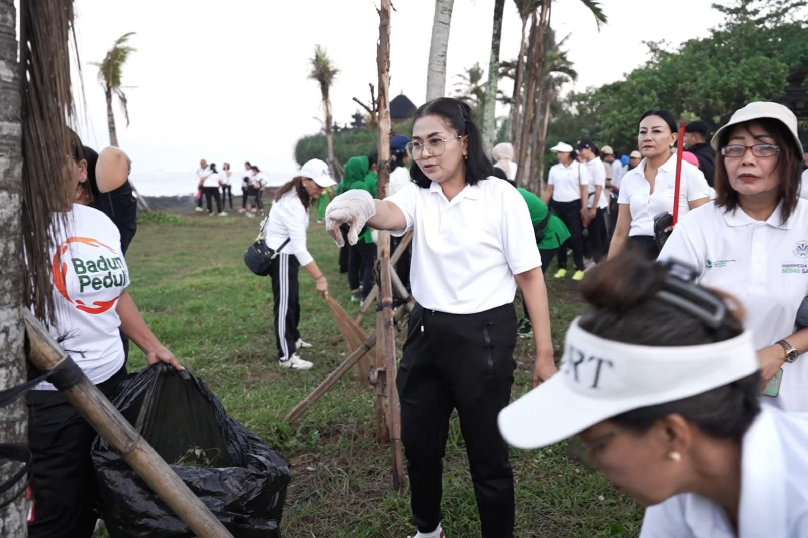 TP PKK Badung Laksanakan Gerakan Bersih Sampah di Pantai Munggu