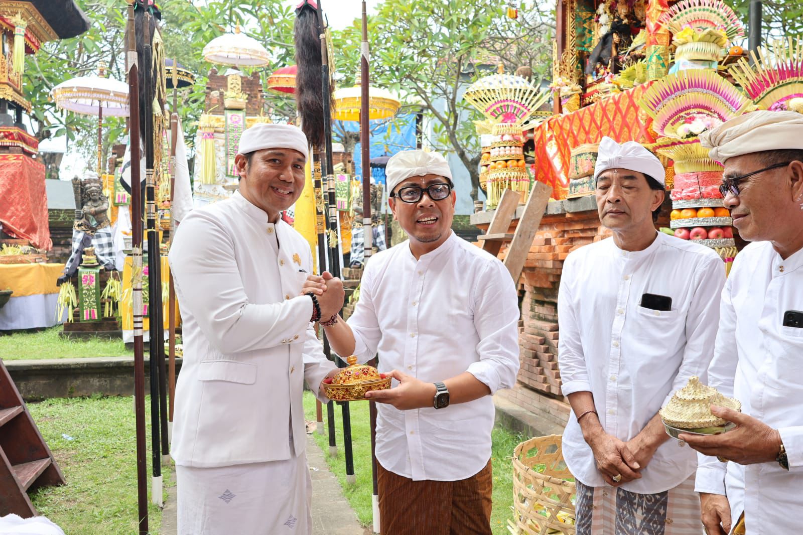 Wawali Arya Wibawa Hadiri Pemelaspasan Dan Pujawali Pura Batur Sakti Dalem Majapahit