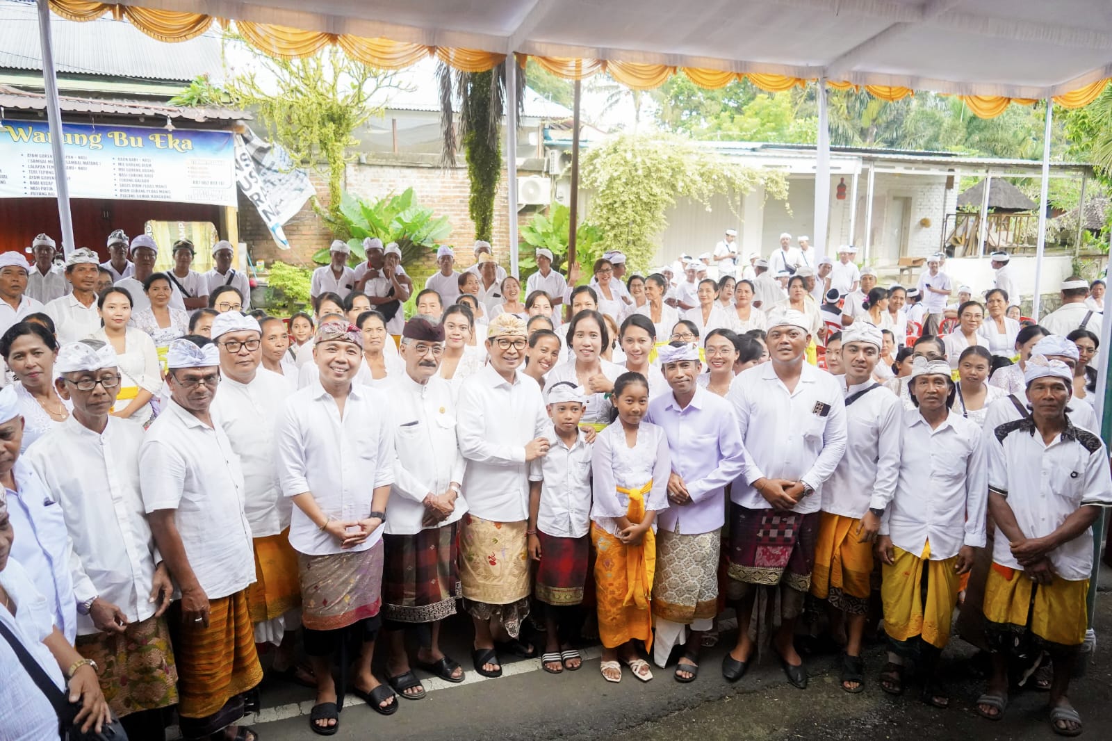 Bupati Adi Arnawa Hadiri Upacara Atma Wedana Kinembulan Banjar Adat Pande