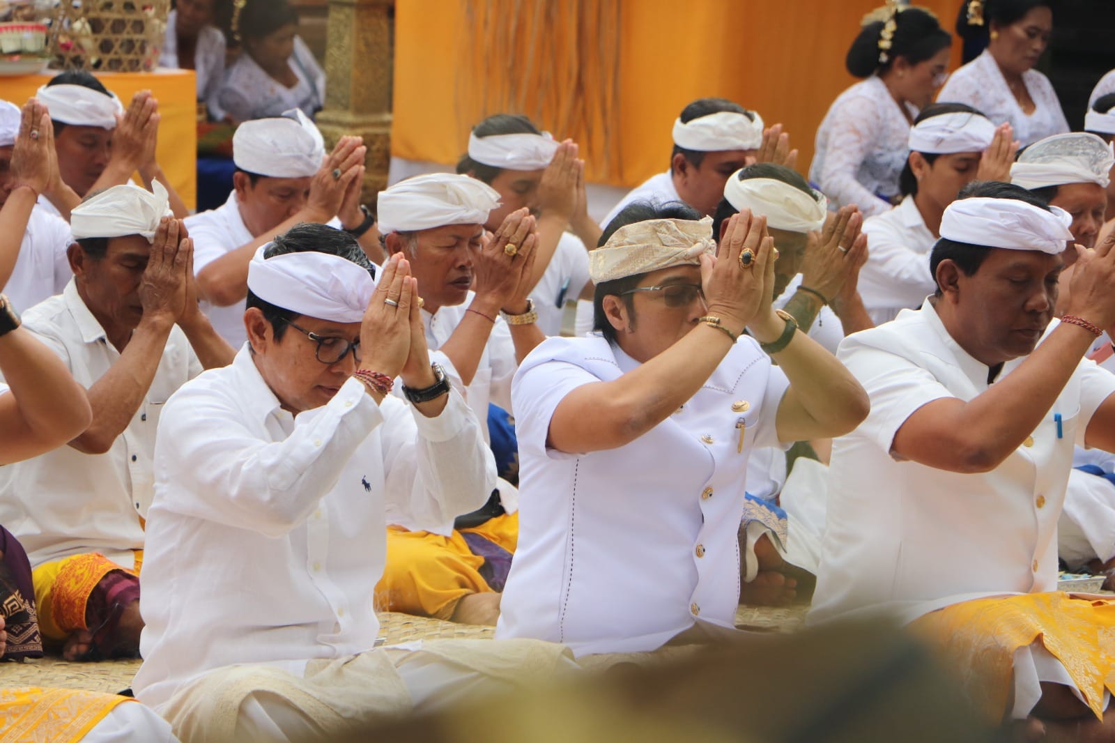 Bupati Adi Arnawa Hadiri Upacara di Pura Rambut Siwi Desa Adat Getasan, Petang