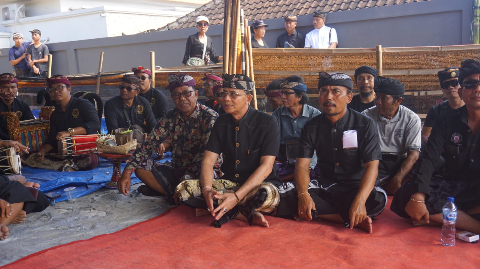 Bupati Klungkung Hadiri Upacara Ngaben Massal di Desa Adat Batukandik