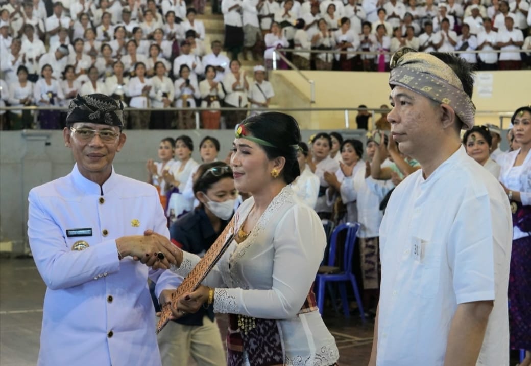 Bupati Kkungkung Serahkan SK Pengangkatan PPPK Tahap I Formasi 2024