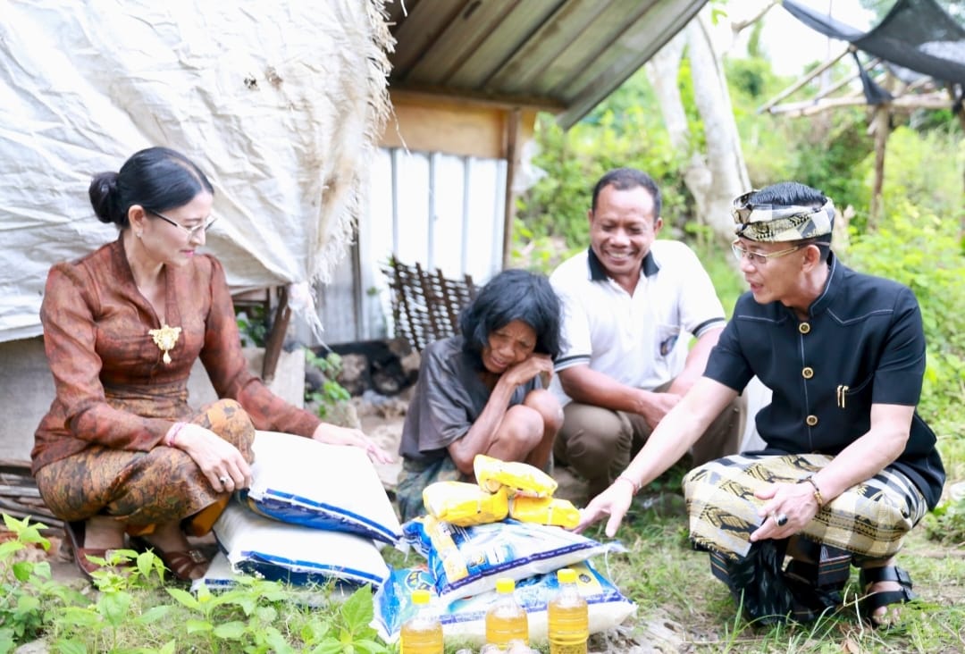 Bupati Satria Serahkan Bantuan Sembako di Desa Pejukutan Nusa Penida