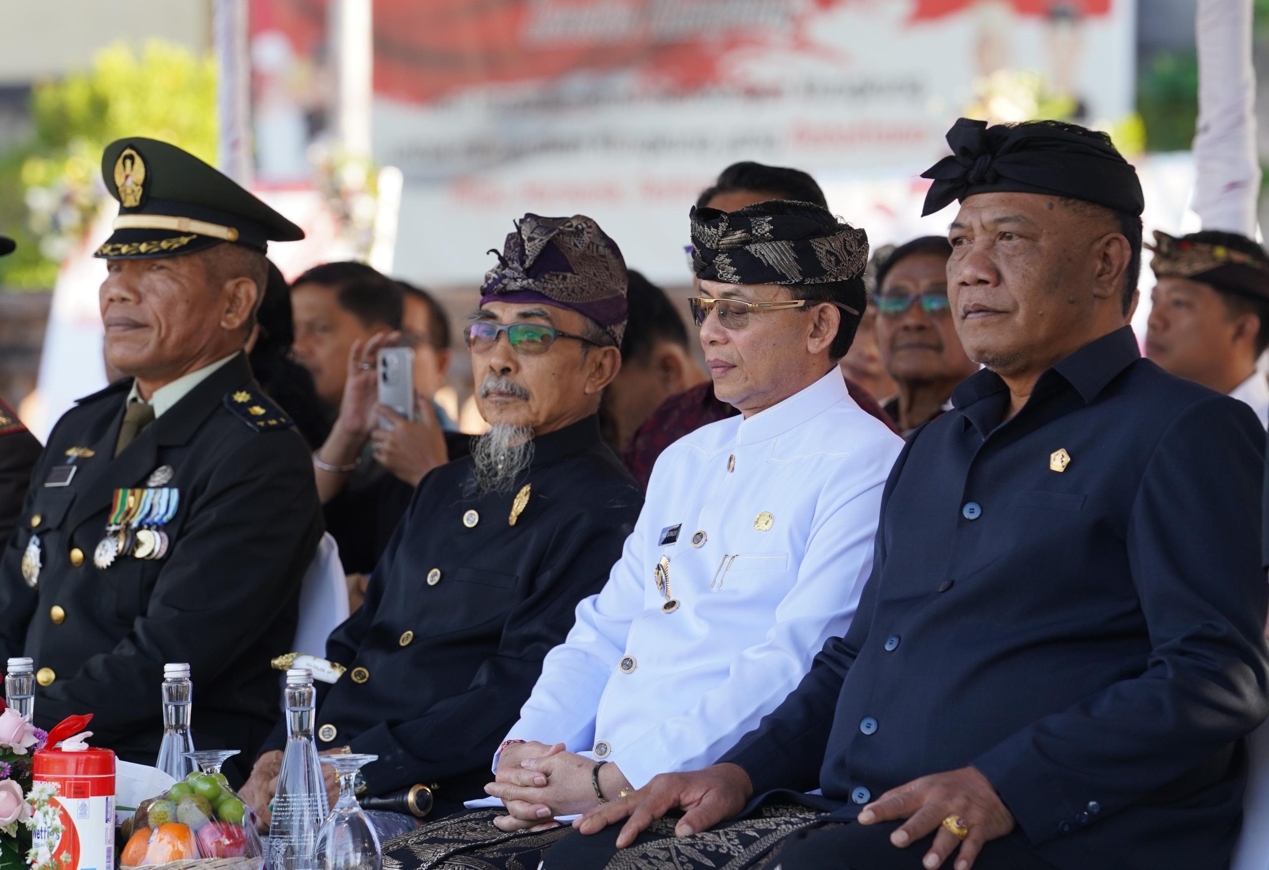 Bupati Satria Hadiri Upacara Peringatan Hari Bhayangkara Ke-79 di Alun-Alun Ida I Dewa Agung Jambe