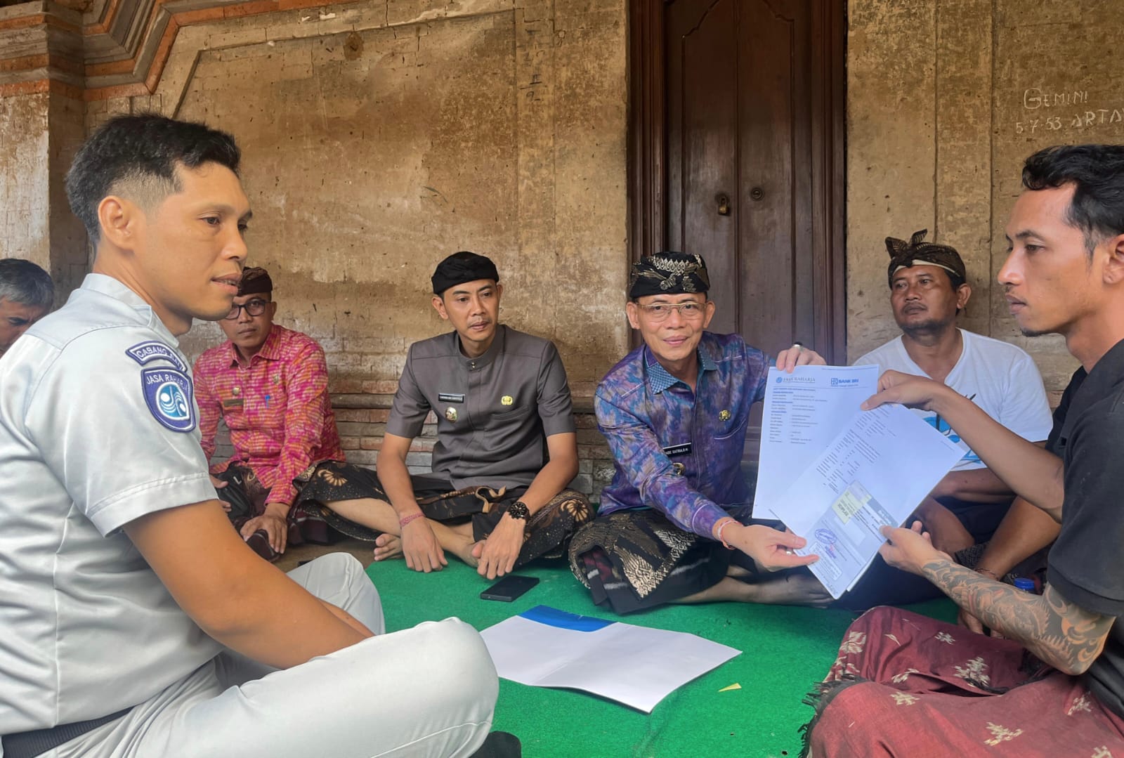 Bupati Satria Salurkan Bantuan Jasa Raharja Kepada Keluarga Korban KPM Tanu Pratama Jaya