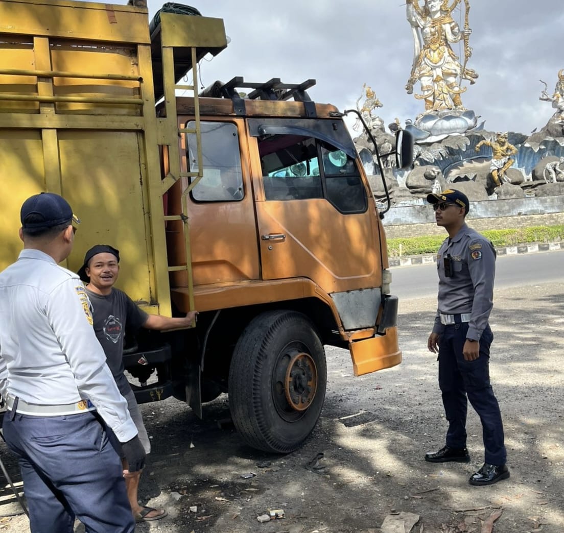 Dishub Denpasar Tertibkan Truk Parkir Sembarangan di Kawasan Patung Titi Banda