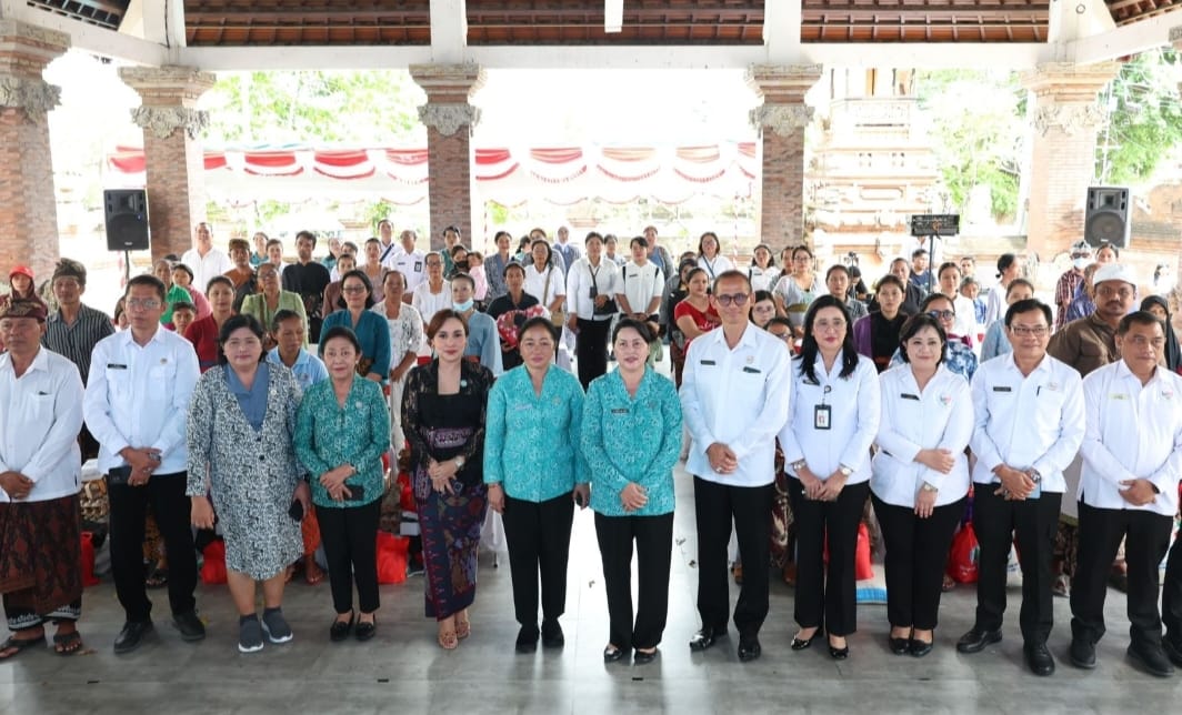 Warga Kecamatan Dentim Terima Paket Bantuan Aksi Sosial ”Menyapa dan Berbagi” TP PKK Provinsi Bali