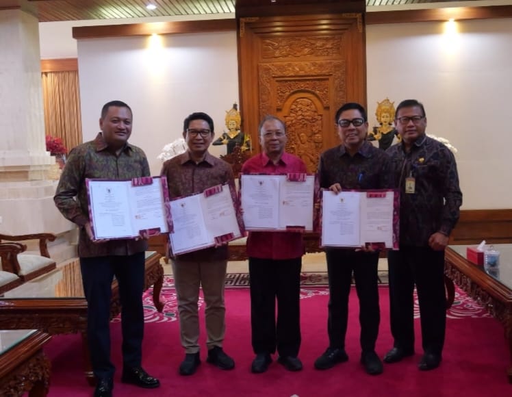 Pemerataan Pembangunan Melalui BKK, Gubernur Koster Teken PKS Strategis dengan Bupati Badung dan Gianyar