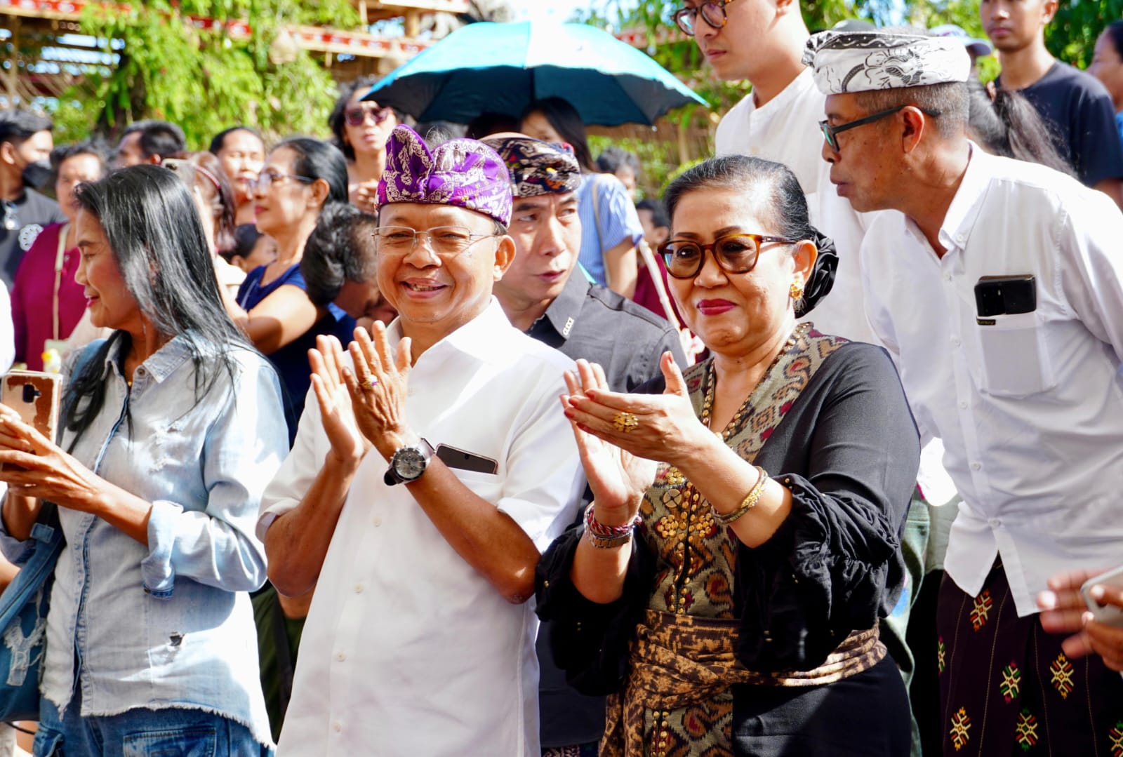 Saksikan Gamelan Penting dan Utsawa Gong Kebyar Wanita, Gubernur Koster dan Ibu Putri Disambut Antusias Warga dan Seniman 