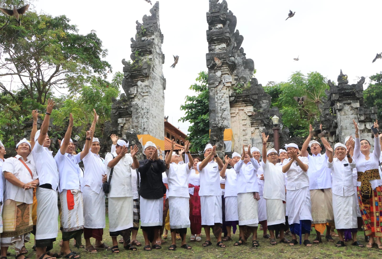 Rayakan Tumpek Uye di Pura Sakenan, Gubernur Koster dan Jajaran Pemprov Bali Lakukan Aksi Nyata Lindungi Alam