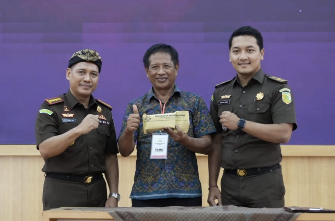 Kejari Badung Serahkan Uang Lelang Barang Rampasan Perkara Agus Ariadi Kepada LPD Sangeh 