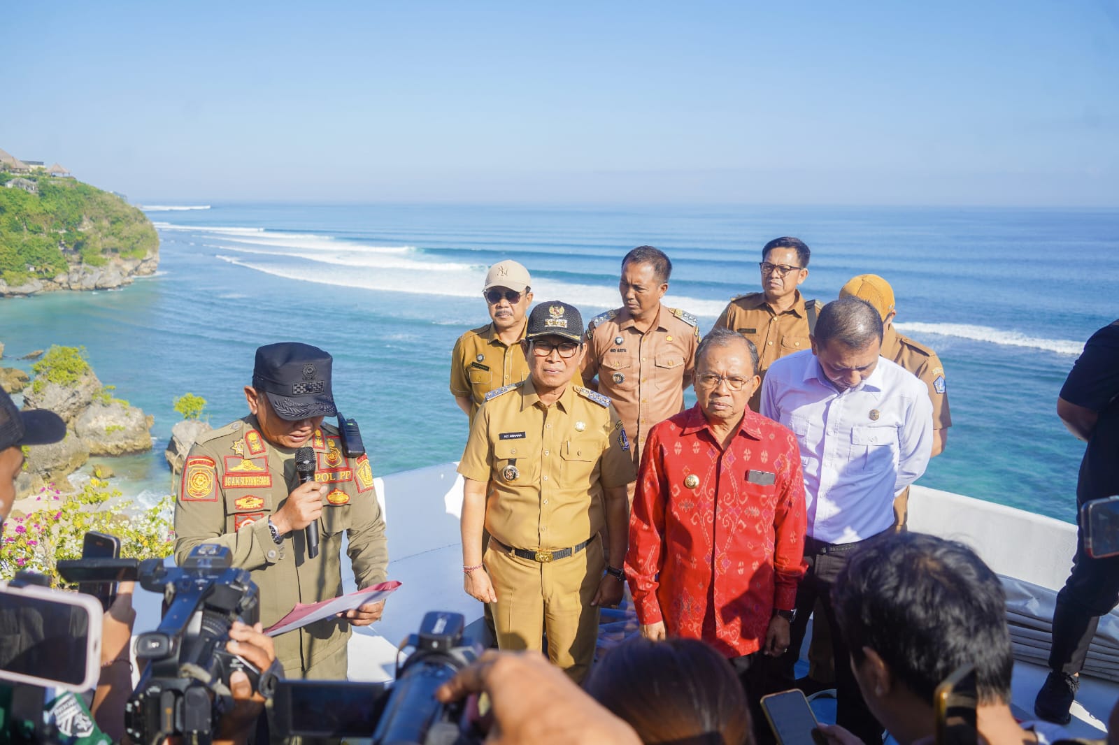 Pastikan Prosedur Sesuai Aturan, Bupati Adi Arnawa Bongkar 48 Bangunan Liar di Pantai Bingin