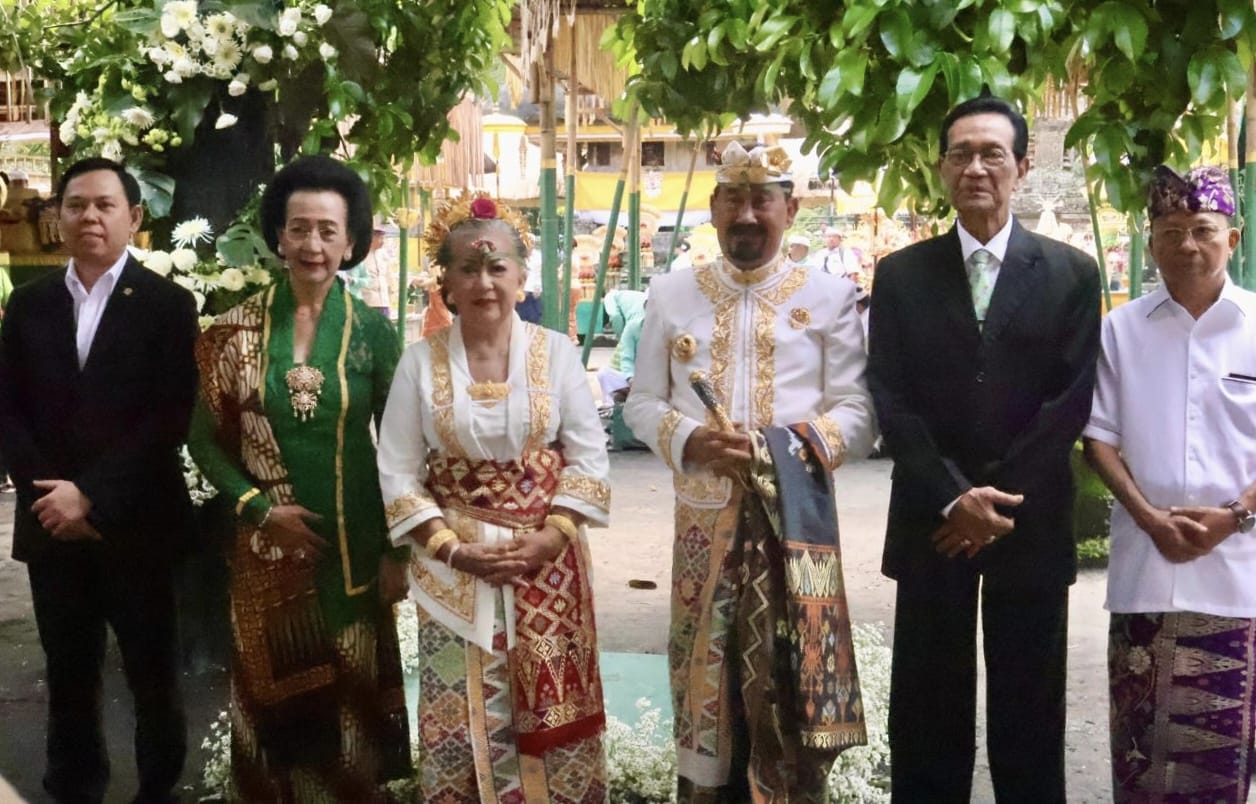 Hadiri Abhiseka Ida Cokorda Mengwi XIII, Gubernur Koster Harapkan Puri Tetap Jadi Cikal Bakal Pelestarian Adat, Tradisi, Seni dan Budaya