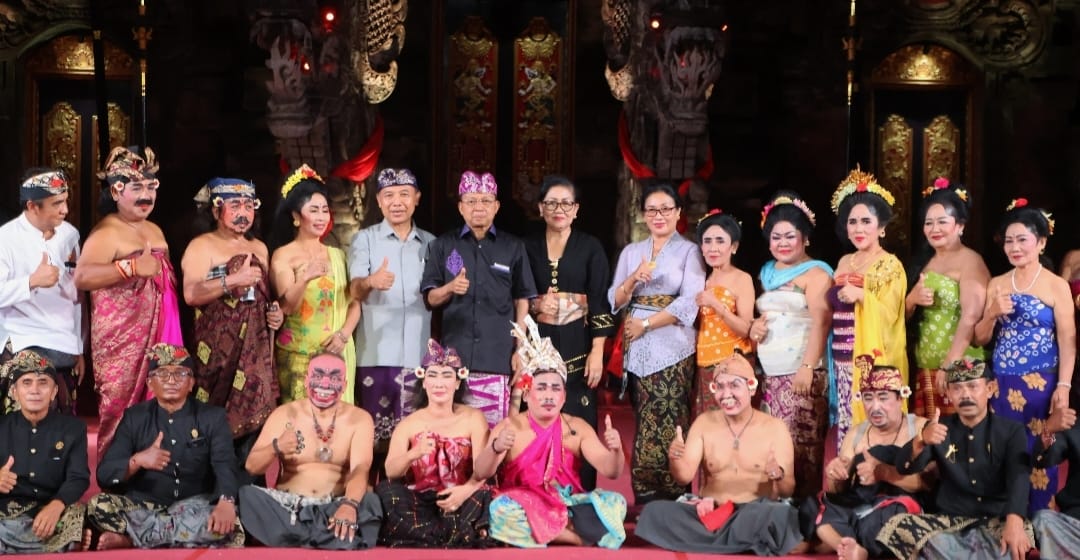 Ribuan Penonton Tak Bergeming Nikmati Pagelaran Drama Gong Lawas Paguyuban Peduli Seni