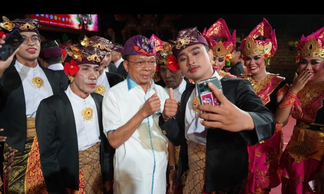 Gubernur Koster Apresiasi Dedikasi Tinggi  Seniman Tampilkan Karya Epik Parade Gong Kebyar Dewasa di PKB XLVII