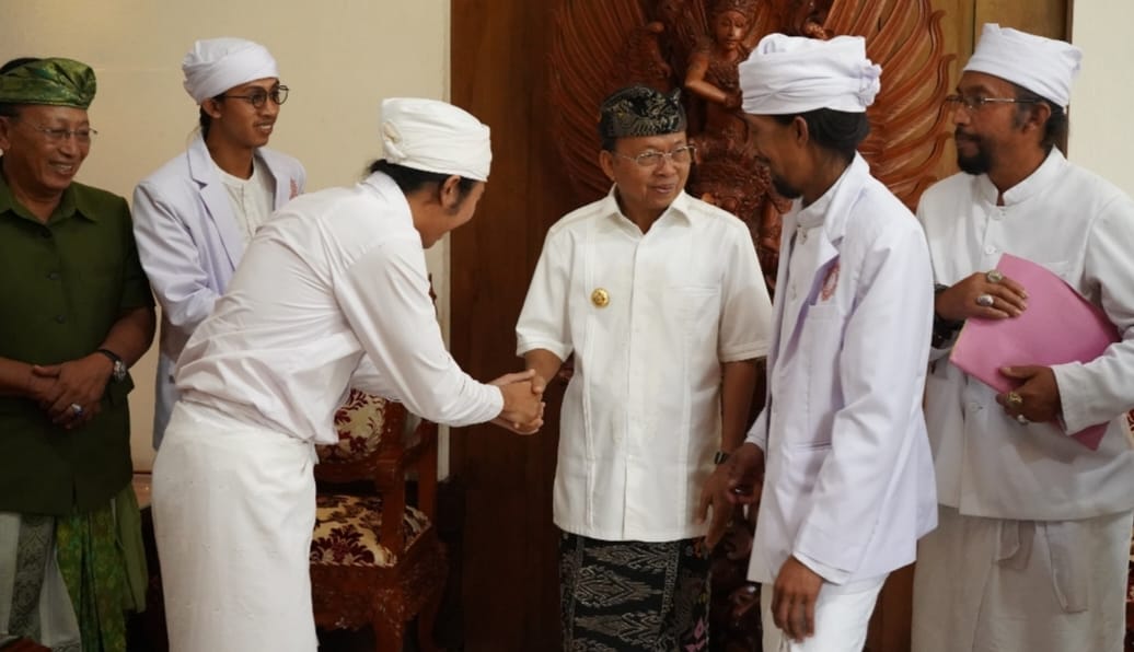Gubernur Koster Siap Hadiri Upacara Medewa Sraya di Pura Tuluk Biyu Batur, Komit dan Hormati Nilai Luhur Budaya Bali
