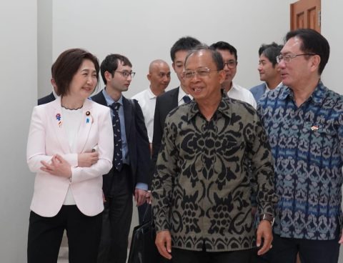 BERBINCANG - Gubernur Bali Wayan Koster berbincang dengan Wakil Menteri Luar Negeri Jepang, Ms. Akiko Ikuina beserta delegasi kunjungan kehormatan di Gedung Kertha Sabha, Jayasabha, Denpasar, Rabu (23/7/2025).