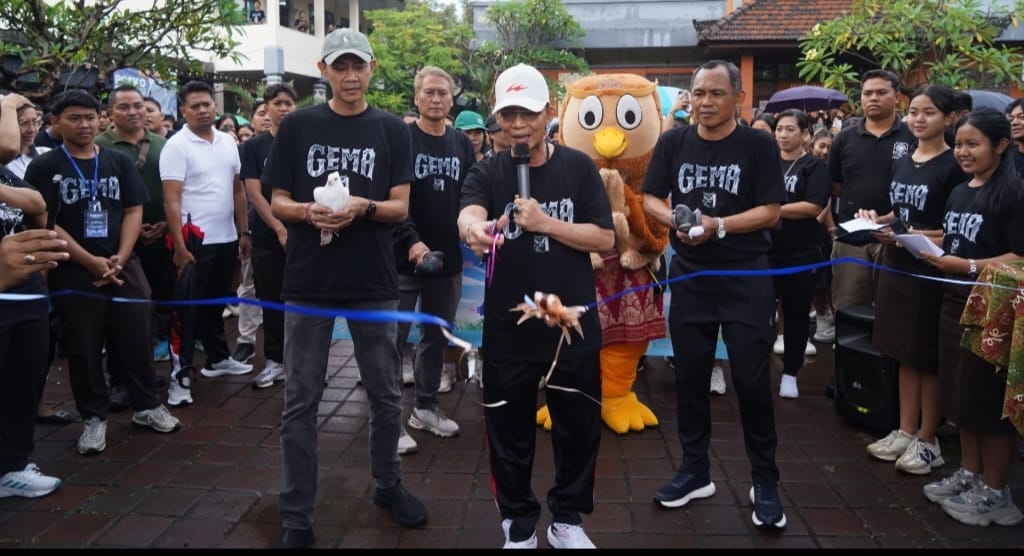 Bupati Satria Lepas Jalan Santai Meriahkan HUT Ke-61 SMAN 1 Semarapura