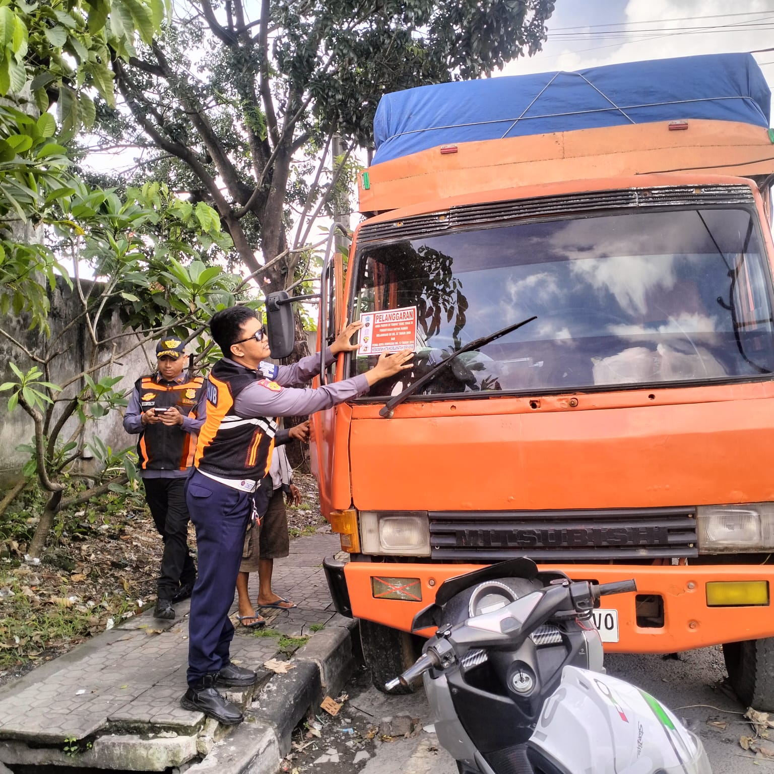 Membandel dan Picu Kemacetan, Truk Parkir Sembarangan di Jl. Cargo Ditertibkan Dishub Denpasar