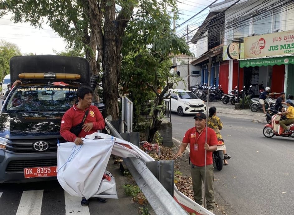 Satpol PP Kota Denpasar Berangus Puluhan Alat Peraga Promosi di Fasilitas Umum