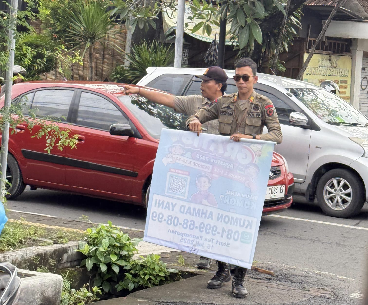 Jaga Estetika, Satpol PP Kota Denpasar Berangus Spanduk Kedaluwarsa