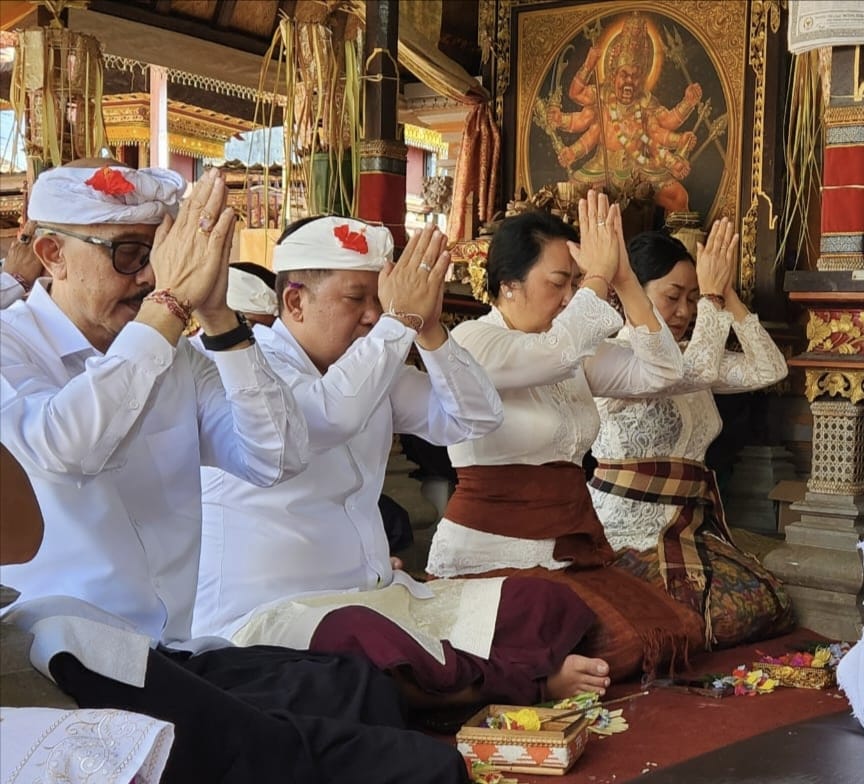 Bupati Bangli Laksanakan Persembahyangan Bersama di Pura Puseh Bangli