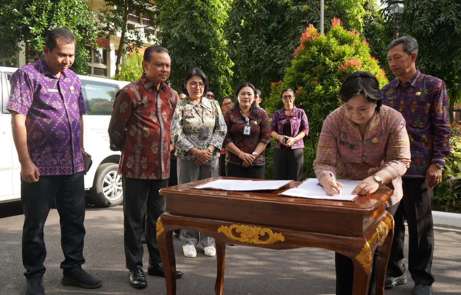 Sekda Dewa Indra Serahkan Bantuan Kendaraan Kepada Panti Asuhan Udyana Wiguna Singaraja