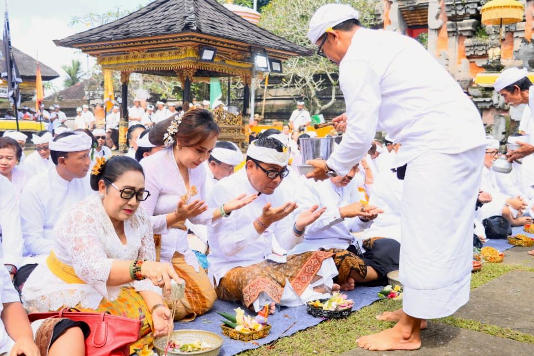 Pemkot Denpasar Ngaturang Bhakti Penganyar di Pura Mandhara Giri Semeru Agung