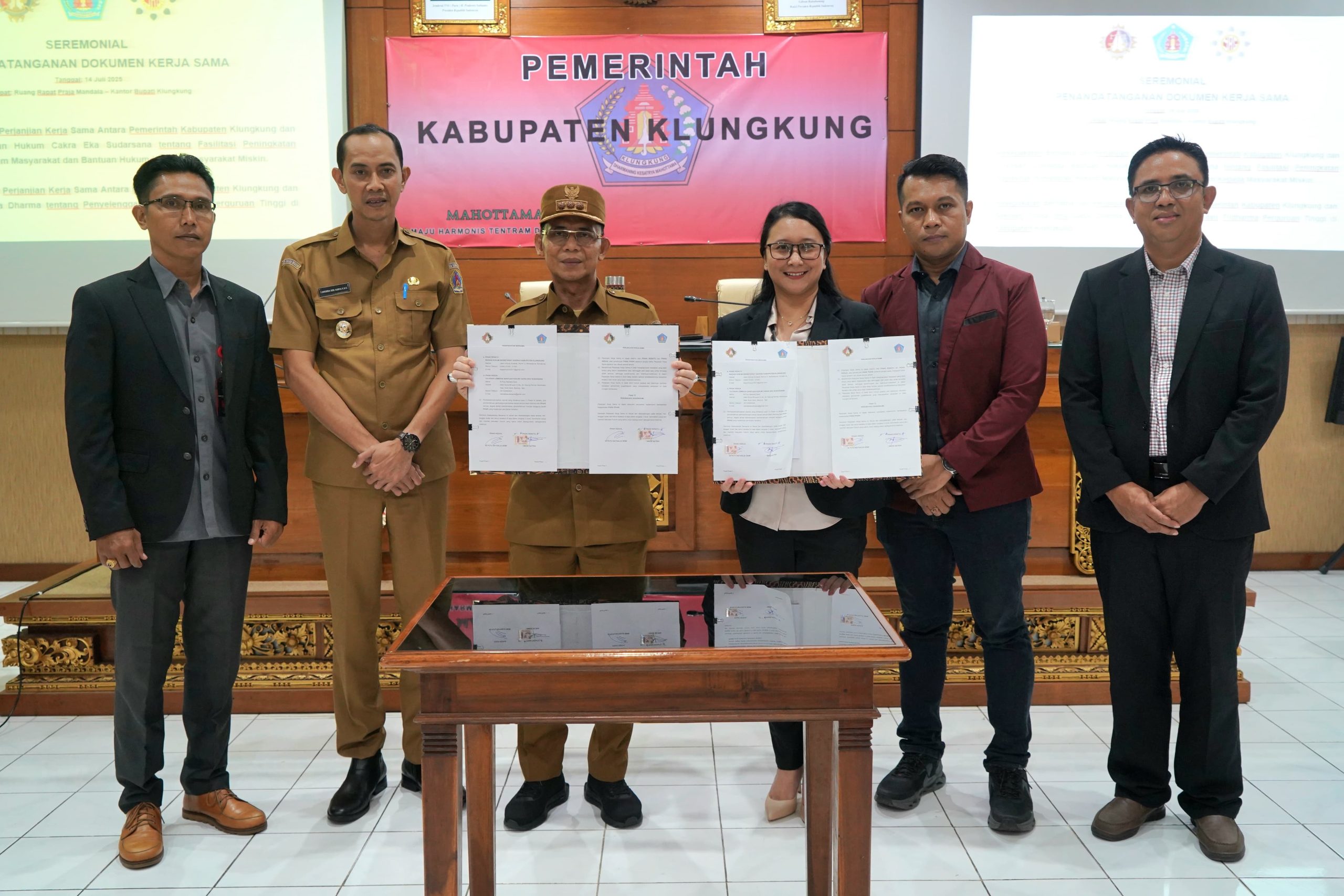 Bupati Satria Tandatangani Kerjasama Bantuan Hukum Dengan LBH Cakra Eka Sudarsana