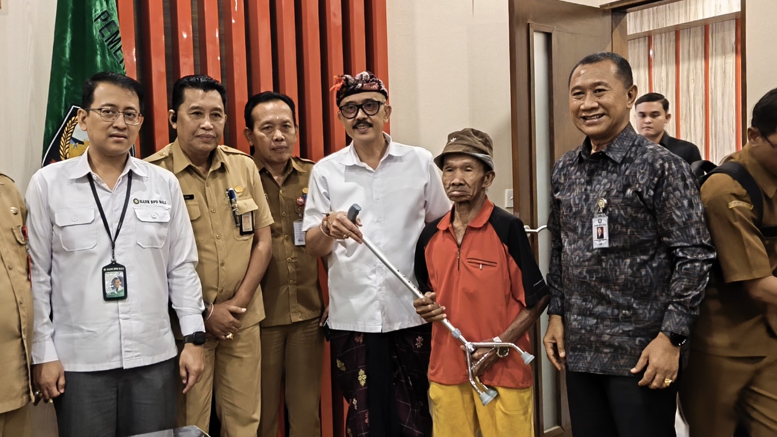 Wabup Diar Serahkan Bantuan Kepada Warga Terdampak dan Penyandang Disabilitas