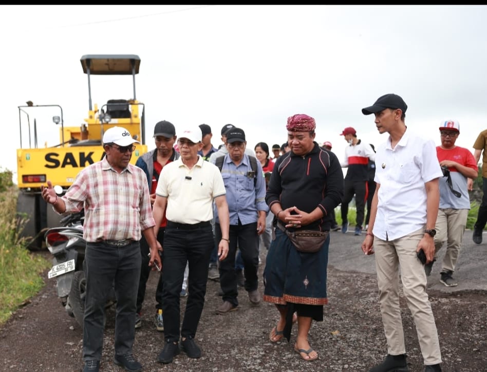 Tangani Jalan Rusak di Nusa Penida, Bupati Satria Minta Rekanan Jaga Kualitas Pekerjaan