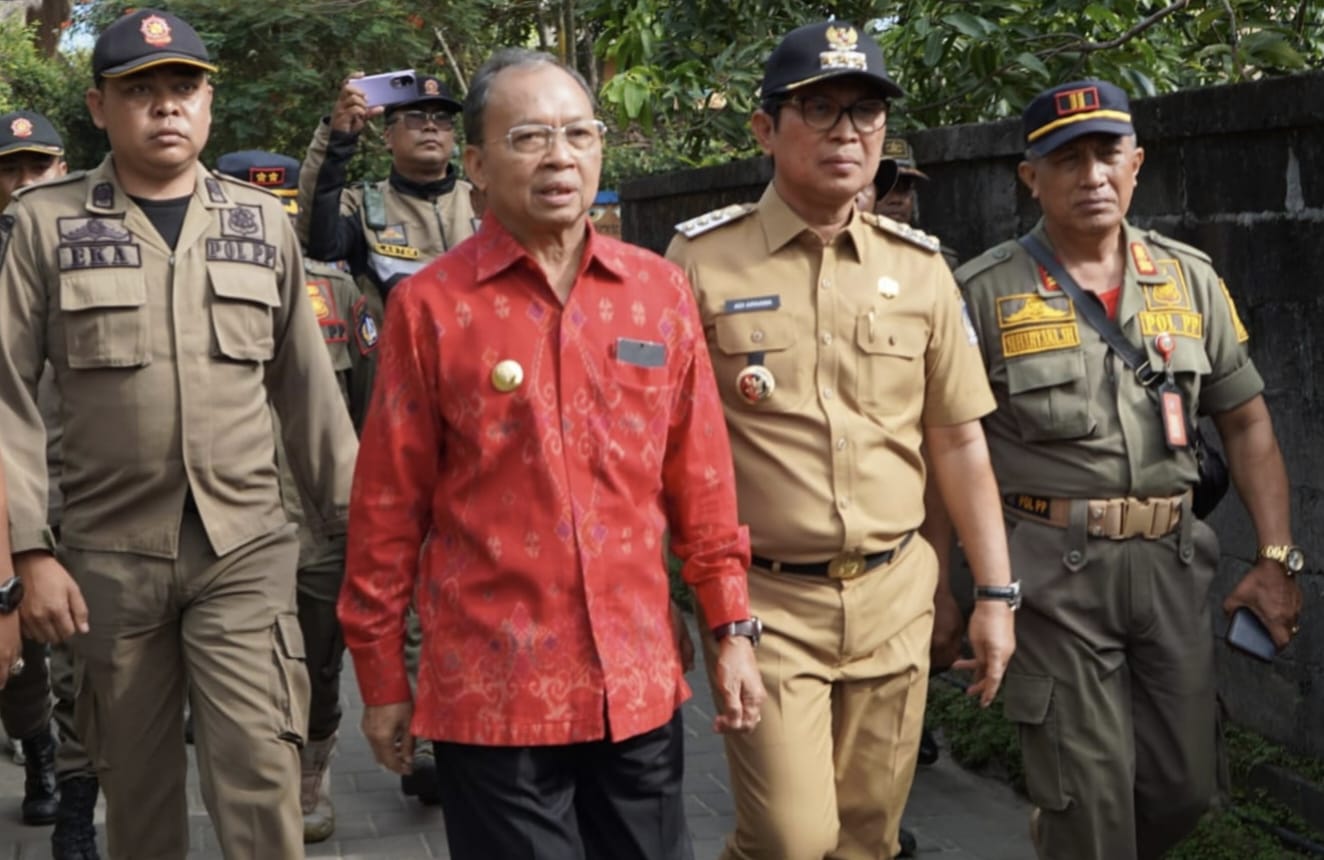 Tegas dan Keras, Gubernur Koster Pimpin Langsung Bongkar 48 Bangunan Ilegal di Pantai Bingin