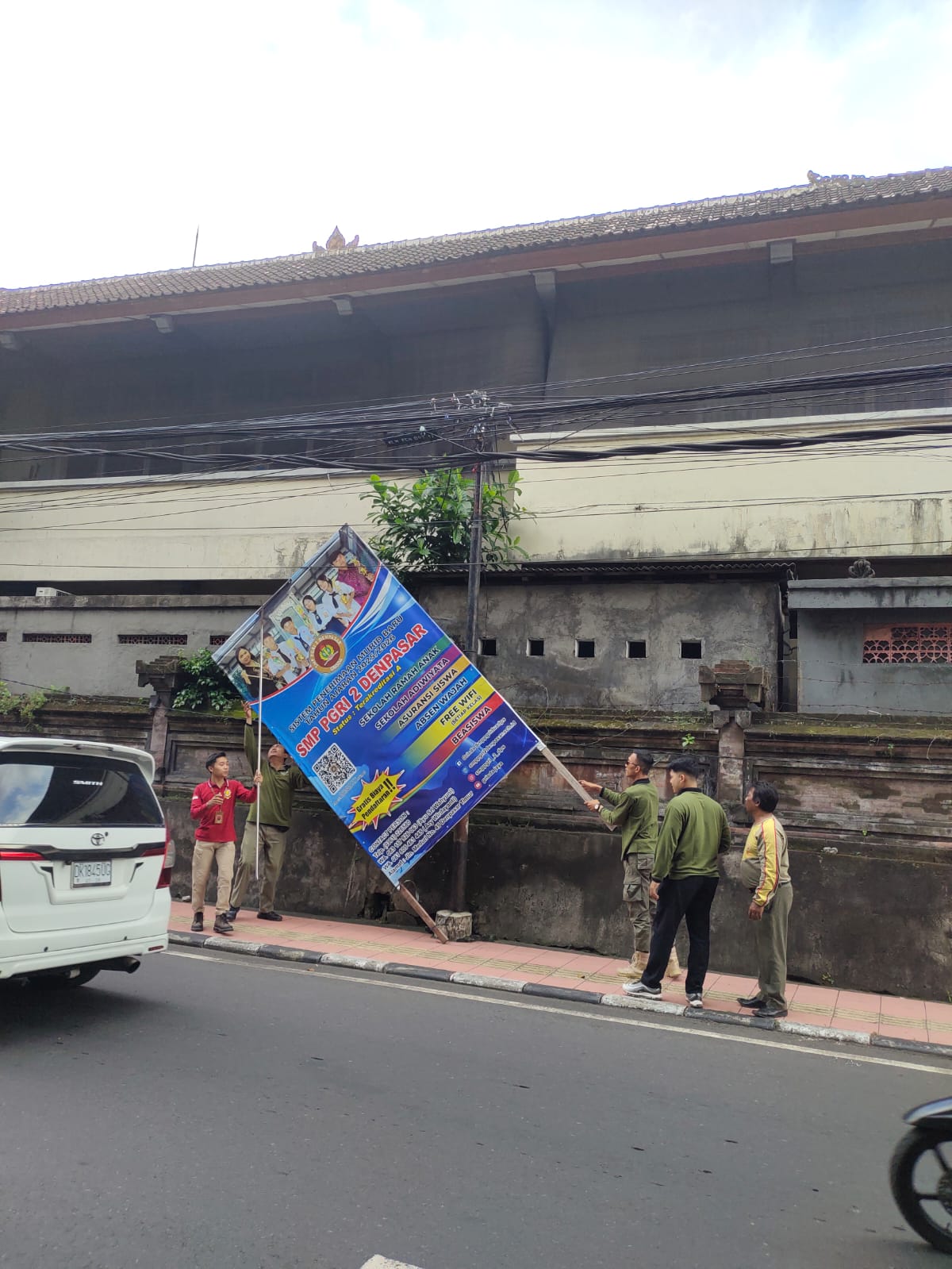Jaga Kebersihan Wajah Kota, Satpol PP Kota Denpasar Tertibkan Baliho